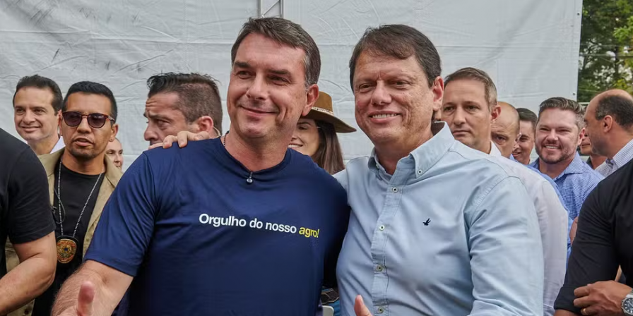 Tarcísio confirma apoio a Flávio Bolsonaro e cobra presença em debates