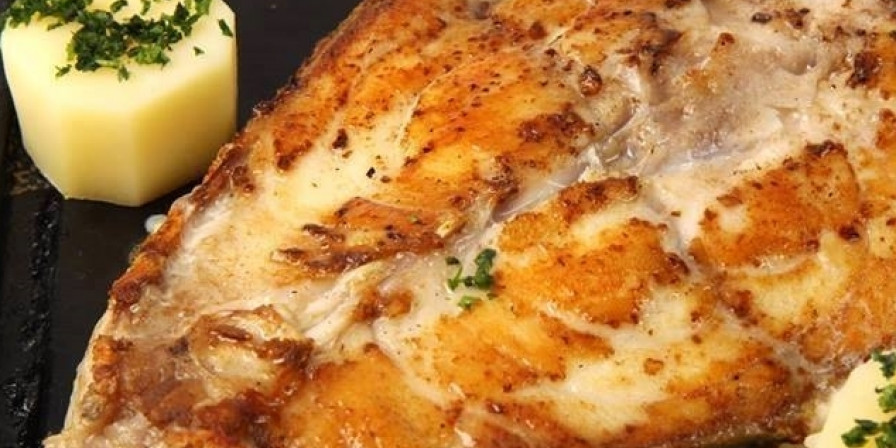 Filé de peixe assado no forno com legumes