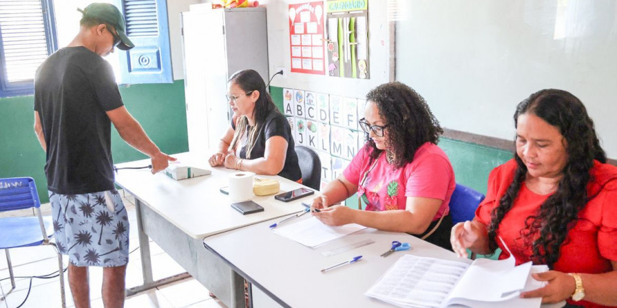 Eleitores participam de eleição simulada em Paulino Neves