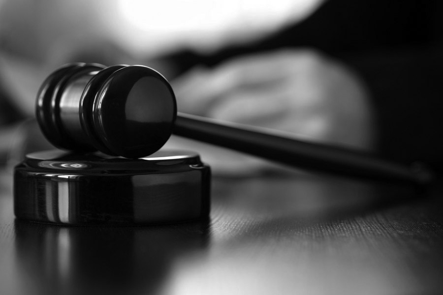 Justiça nega indenização após mulher alegar pedra em refeição