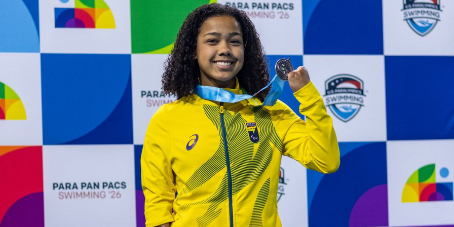 Alessandra Oliveira estabelece novo recorde mundial nos 100m peito