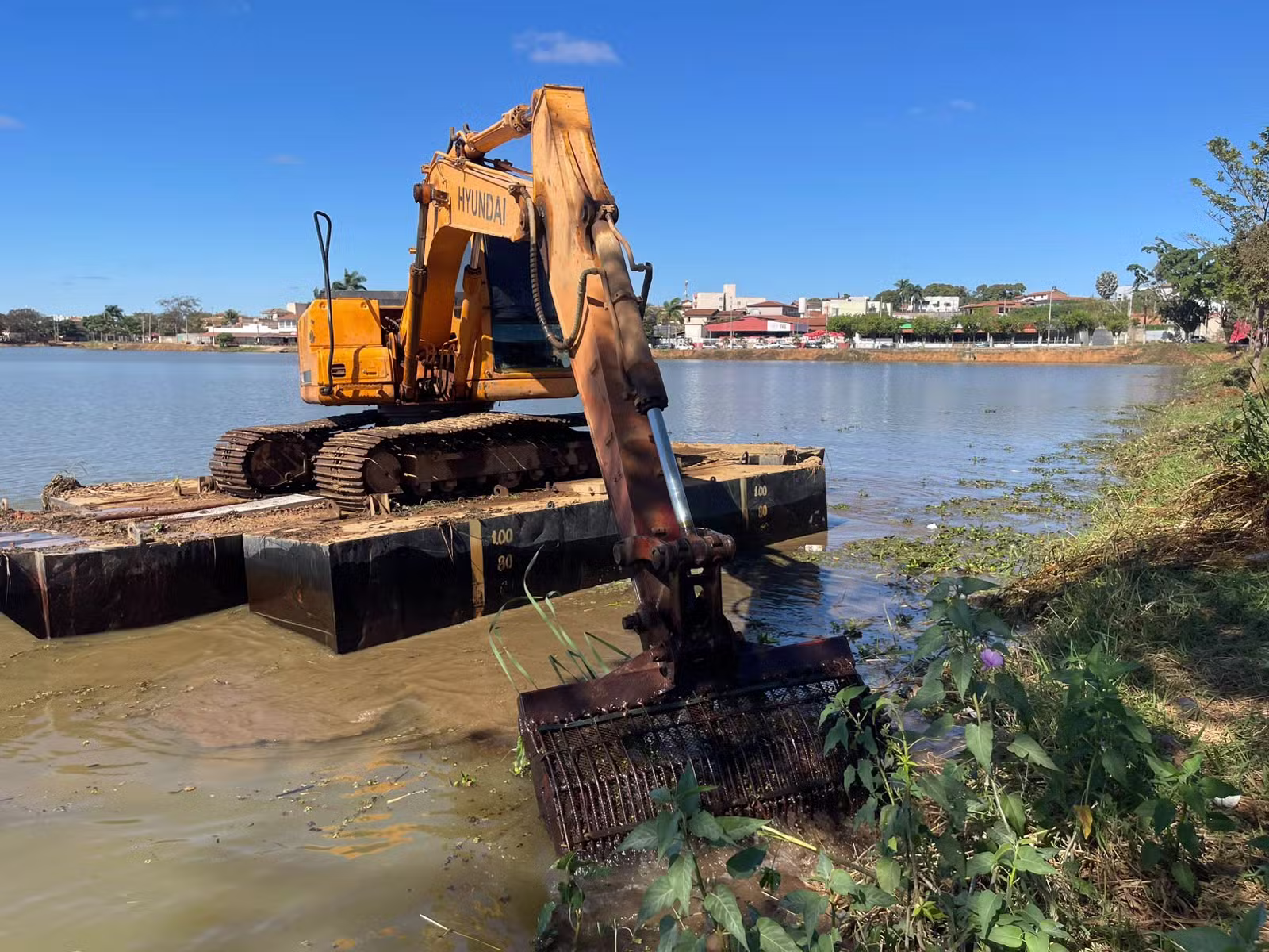 Lagoa do Interlagos, em Montes Claros, recebe limpeza pesada