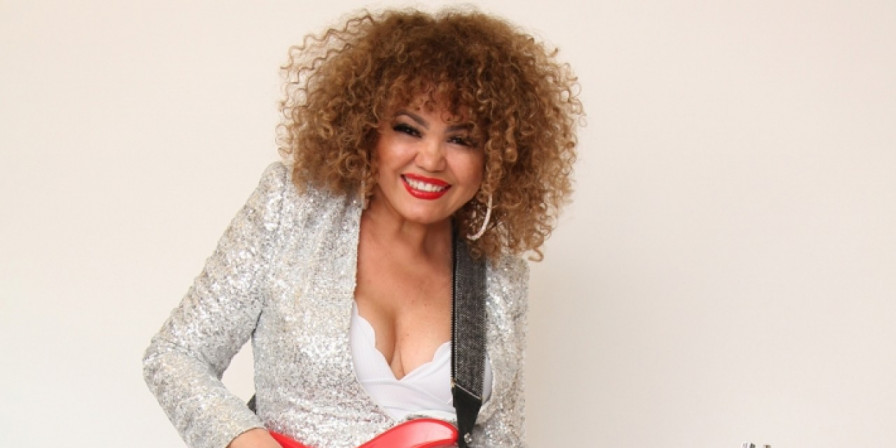 Anna Torres: a boa filha à casa torna e canta no Acústico Na Mira