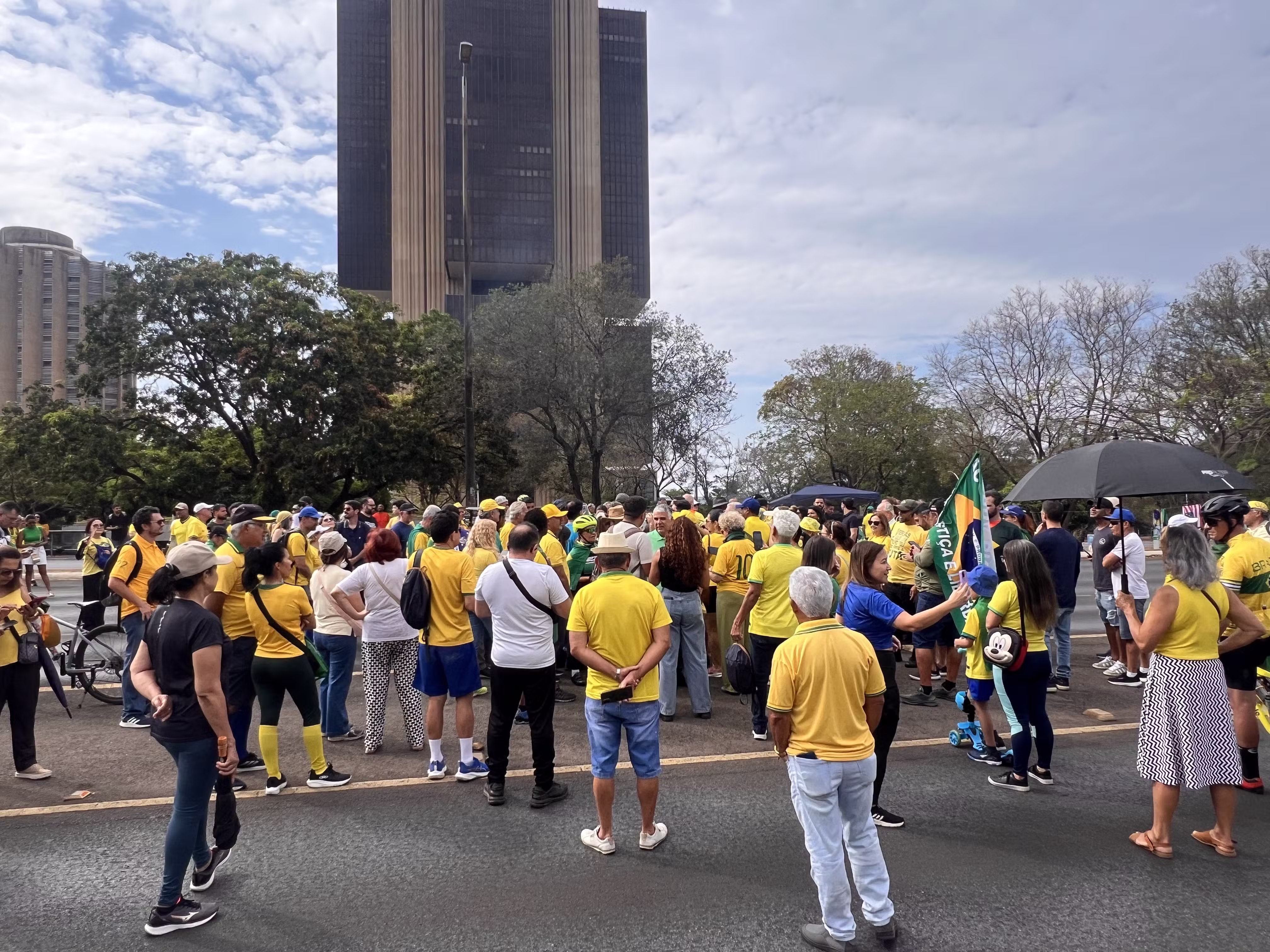 Grupo pede afastamento de Moraes em manifestação em frente ao Banco Central, em Brasília