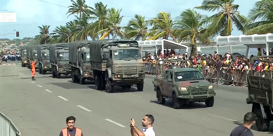 Militares e estudantes participam do desfile de 7 de setembro em São Luís