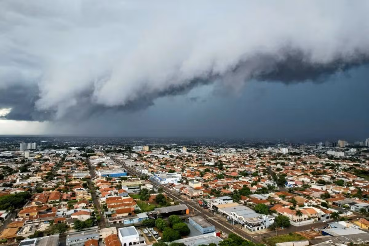 Ciclone extratropical e frente fria podem provocar temporais e rajadas de vento acima de 80 km/h no Sul, SP e MS
