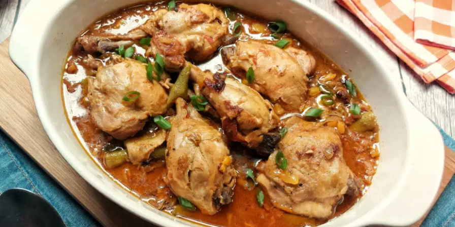 Frango com quiabo tradicional e saboroso