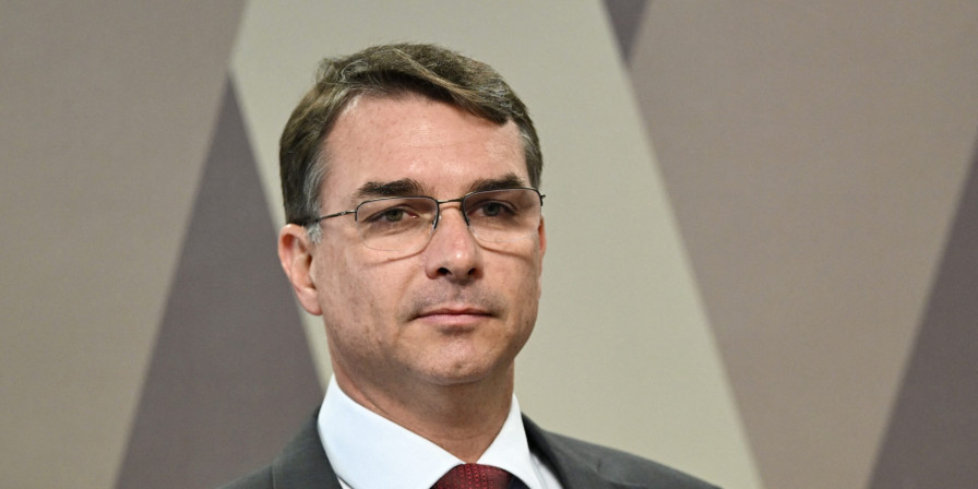 Defesa de Flávio Bolsonaro tentou 4 vezes mudar relator de inquérito sobre filme