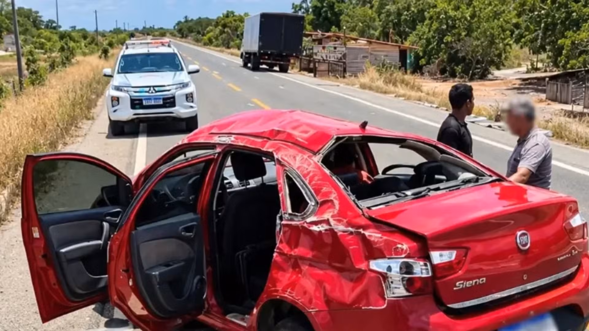 Grávida de 7 meses morre após carro capotar na BR-402, em Morros