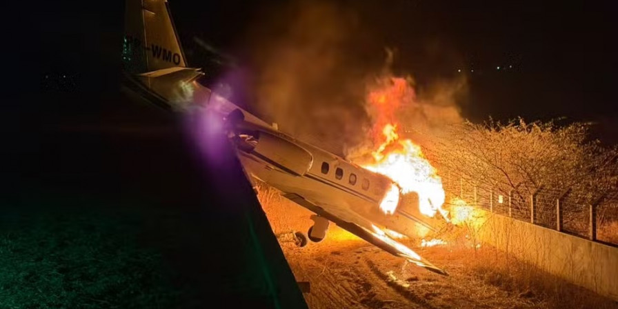 Avião com cantor Rey Vaqueiro pega fogo após sair da pista durante pouso no RN