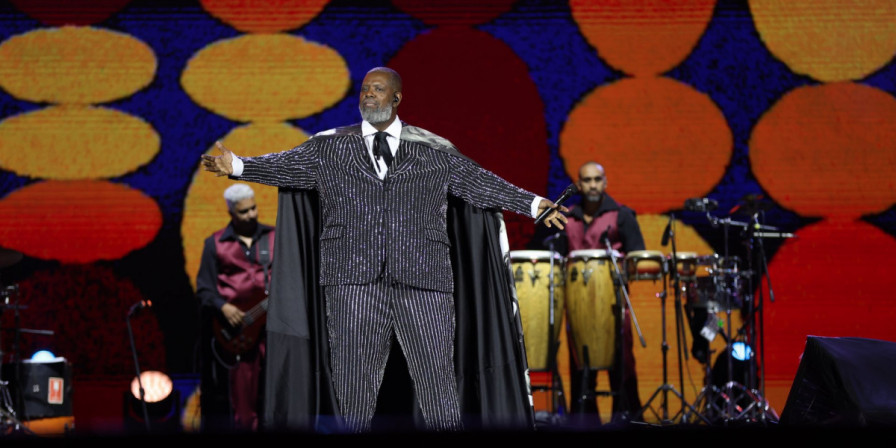 Péricles canta clássicos da Motown com personalidade