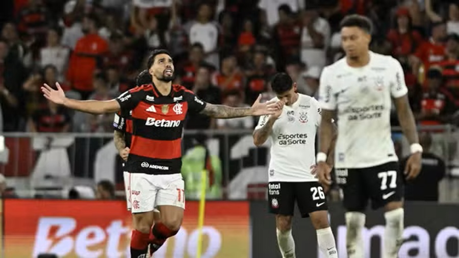 Flamengo supera susto contra o Corinthians e volta ao topo do Brasileirão