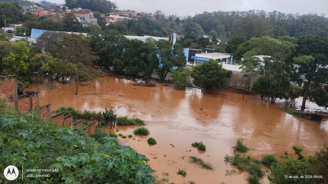 Chuva atinge pelo menos 110 famílias, causa deslizamentos e abre cratera em rodovia em Guapiara