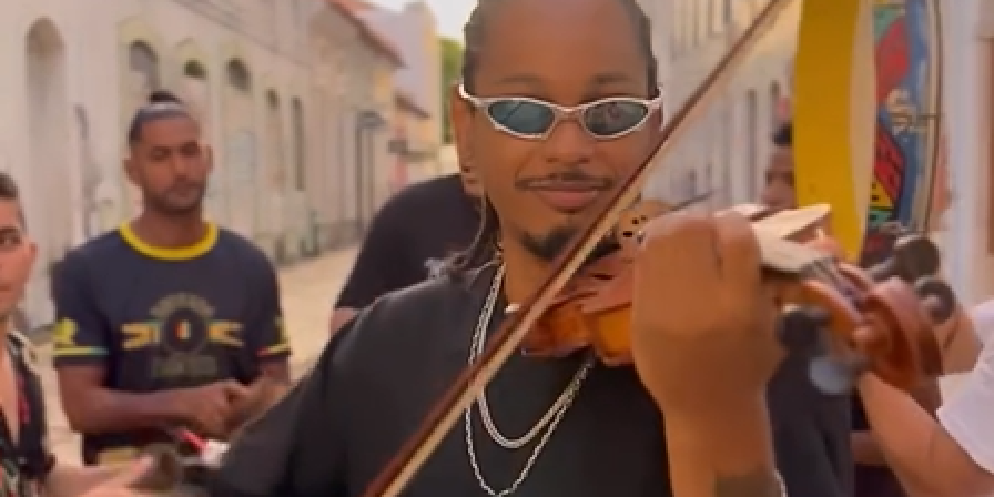 'E se Mozart tivesse nascido no Maranhão?': violinista viraliza ao unir música clássica e bumba meu boi