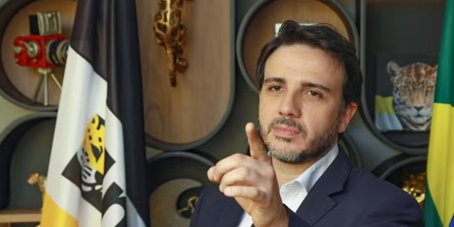 Renan Santos propõe cortes na Previdência e mudança nos pisos de saúde e educação