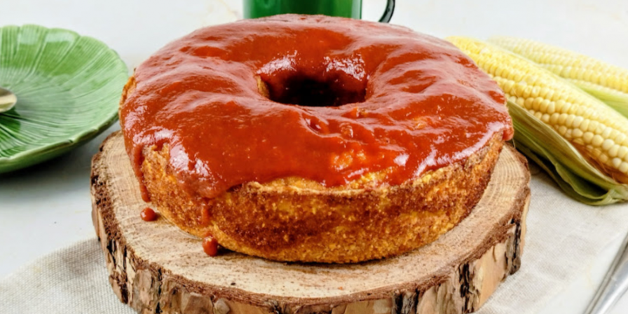 Bolo de flocão com calda de goiabada