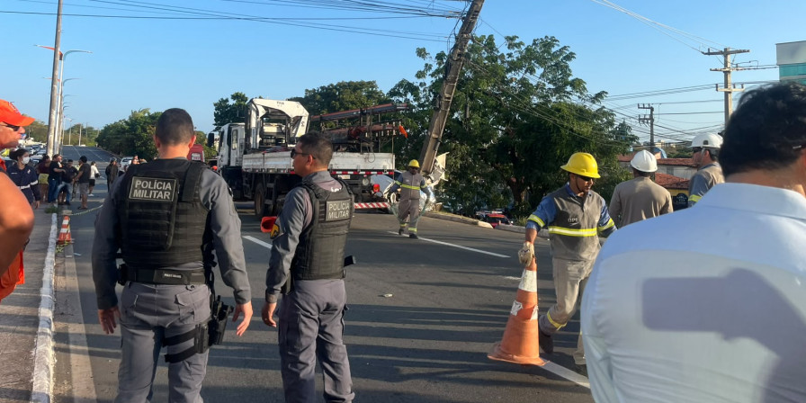 Poste atingido por carro em acidente que matou pai e filho em São Luís oferece risco à população, alerta Equatorial