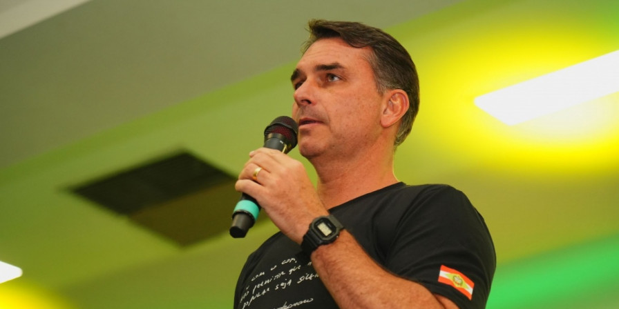 Flávio Bolsonaro acusa CNBB de envolvimento em fake news sobre Nossa Senhora Aparecida