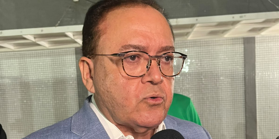 "Eu julgo ideias interessantes para poder tirar o nosso estado do atoleiro", diz Roberto Rocha na chegada ao debate da TV Mirante