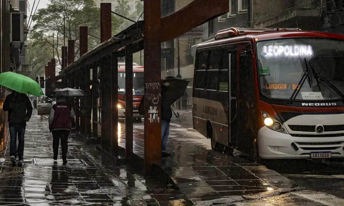 Chuva predomina neste domingo de eleição; Paraná tem alerta vermelho